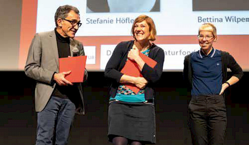 Dr. Michael Schmitt mit Stefanie Höfler und Bettina Wilpert (re.) bei der Stipendien-Übergabe